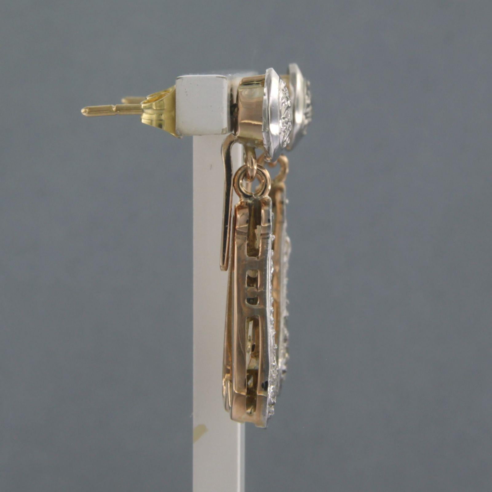 Boucles d'oreilles en or bicolore 18k serties de diamants taille unique jusqu'à 0,40 ct - F/G - SI/P

Description détaillée

Les boucles d'oreilles mesurent 2,8 cm de haut et 1,2 cm de large.

Poids total : 7.5 grammes

Set avec :

- 18 diamants