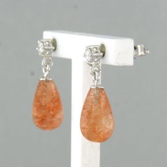 Ohrringe mit Sonnenstein und Diamanten im Brillantschliff bis zu 0,09 Karat, 18-karätiges Gold, 2,3 Gramm