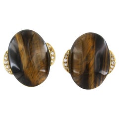 Boucles d'oreilles avec œil de tigre et diamants totalisant 0,10 carat, or jaune 14 carats