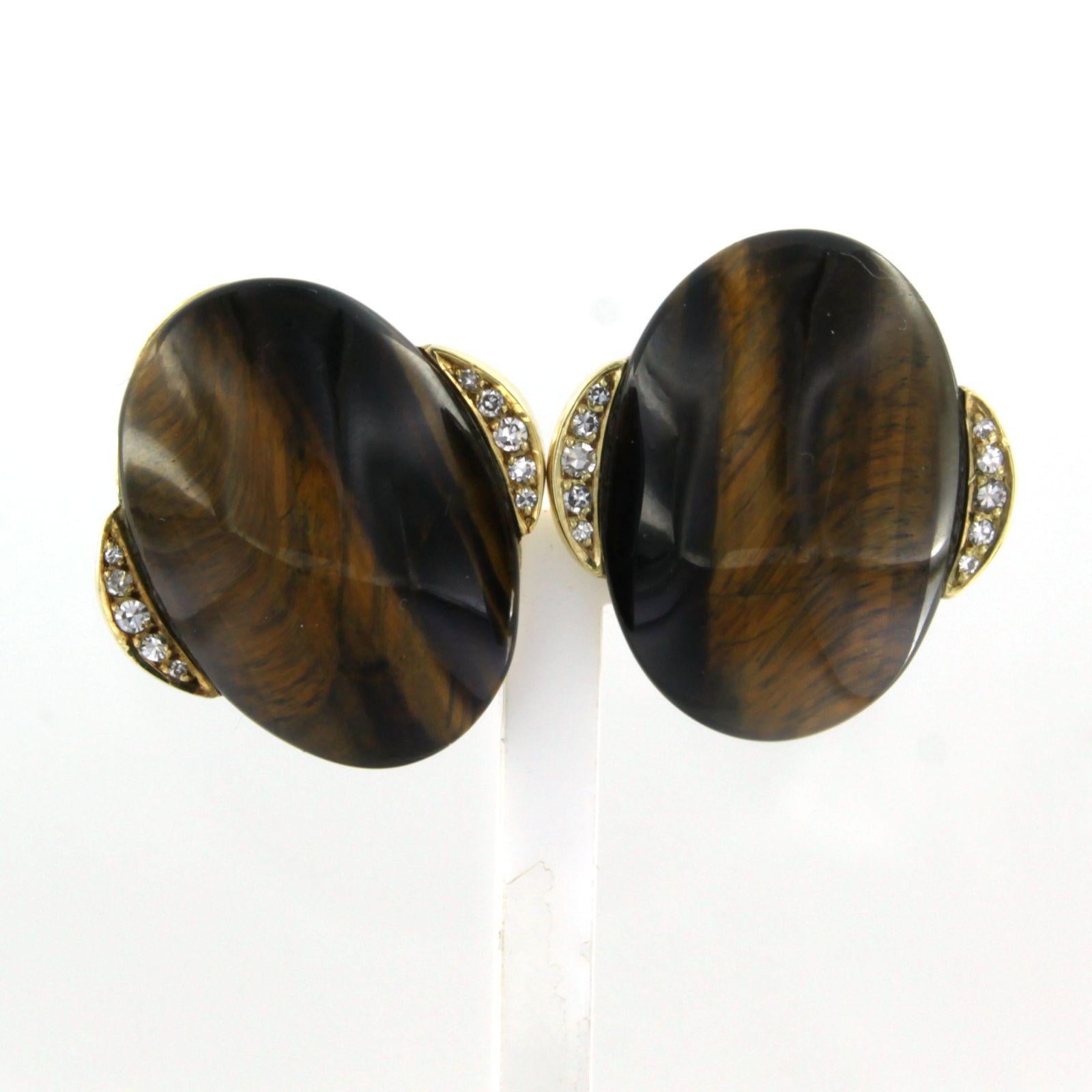 14 kt yellow gold earrings set with Tiger 's eyes and single cut diamonds total 0.20 carat - F/G - VS/SI

detailed description

The earrings are 2.3 cm wide and 2.5 cm high

weight: 14.5 grams

set with :

- 2 x 2.5 cm x 1.7 cm oval cabochon cut