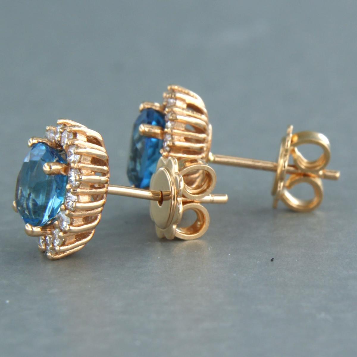 Ohrstecker aus 18 Karat Rotgold mit blauem Topas und Diamant im Brillantschliff (bis zu 0,52ct) - F/G - VS/SI

Ausführliche Beschreibung:

Die Spitze des Stifts hat eine ovale Form von 1,1 cm Länge und 9,5 mm Breite.

Gewicht 4,4 Gramm

gesetzt