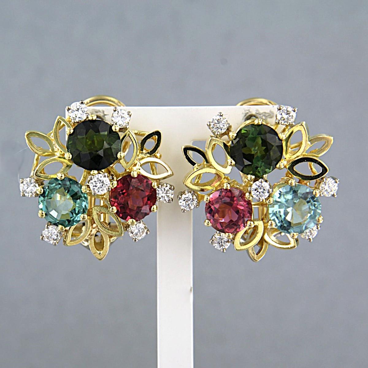 Pendientes de oro bicolor de 14 kt engastadas con topacio, turmalina y diamante talla brillante a. 0,80 ct - F/G - VS/SI

Descripción detallada:

la parte delantera de los clips para las orejas tiene un diámetro de 2,1 cm de ancho

peso 17,9