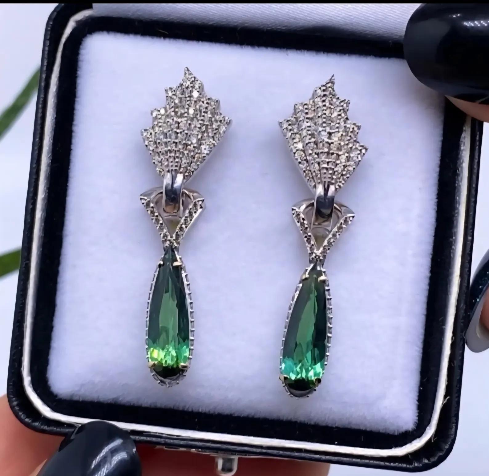 Turmalina natural y diamantes
Pendientes de oro blanco de 18 quilates

Turmalinas certificadas por el laboratorio GFCO
Pendientes certificados Oficina de Ensayo de Letonia
Piedra principal: Turmalina
Creación de la piedra principal: Natural
Color de