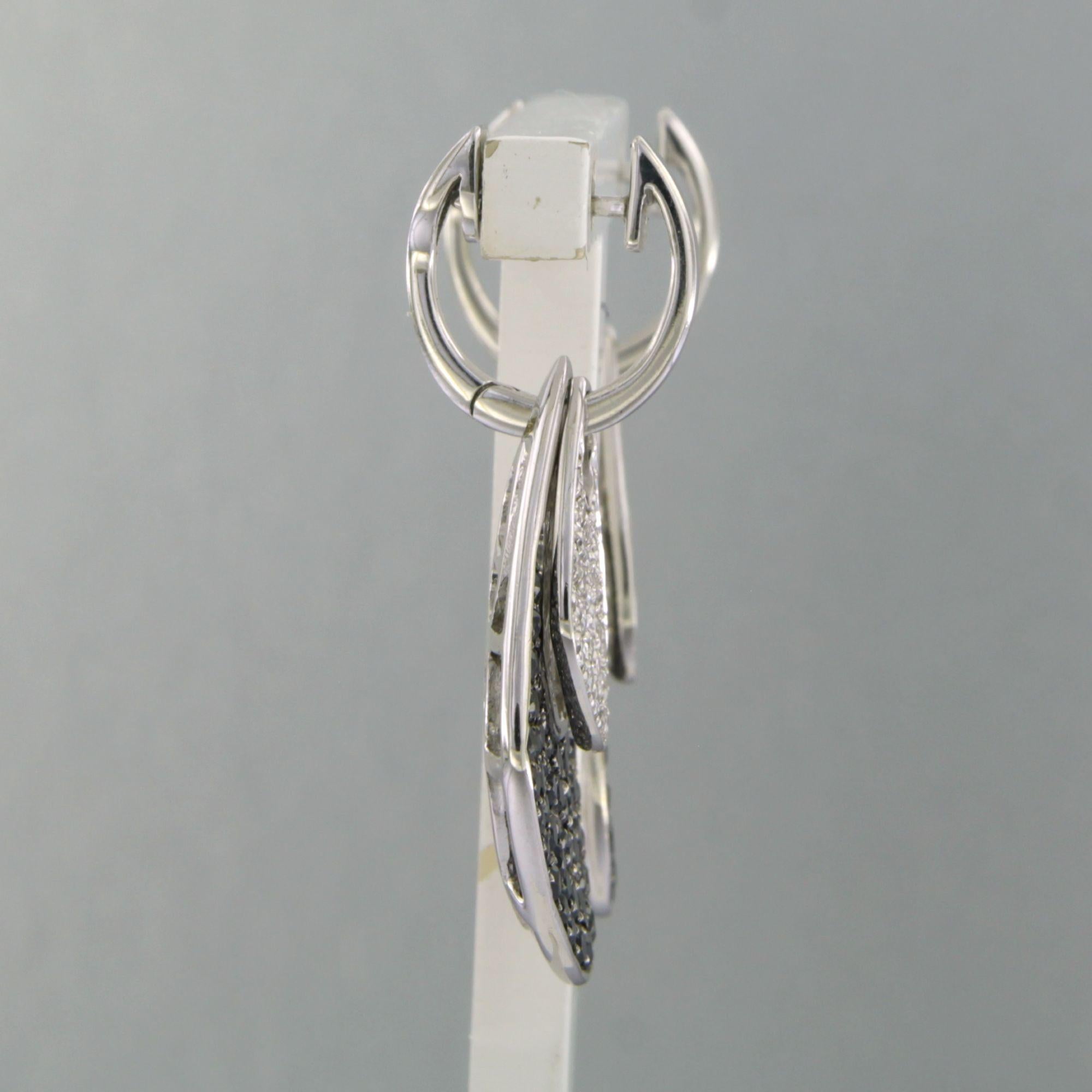 Ohrringe aus 18 Karat Weißgold, besetzt mit einem Saphir und einem Diamanten im Brillantschliff von bis zu 0,60 Karat - F/G - VS/SI

Ausführliche Beschreibung:

Die Ohrringe sind 3,2 cm lang und 1,5 cm breit.

Gewicht: 10.0 Gramm

Satz mit

- 106 x