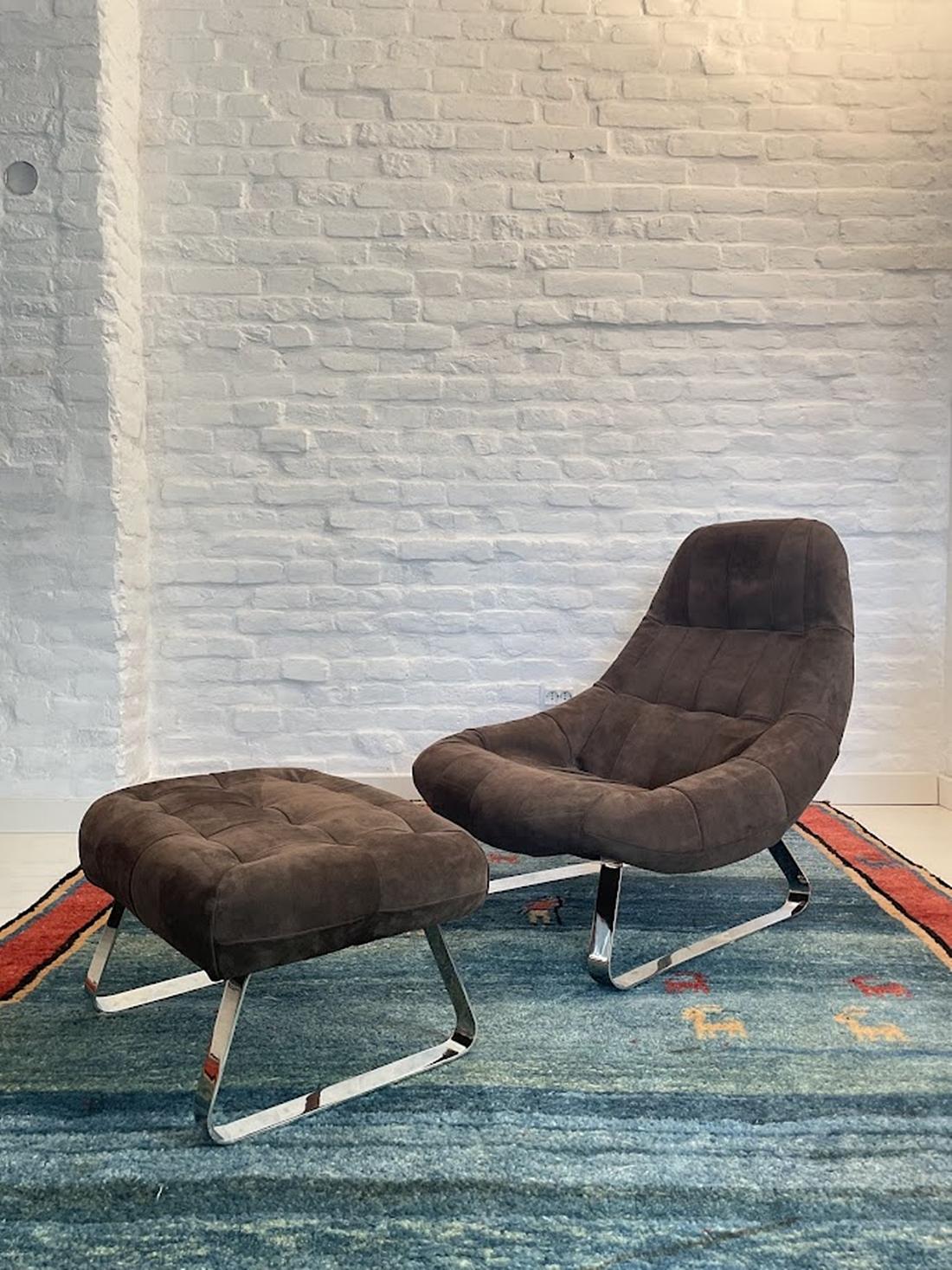 Questo splendido set è un pezzo iconico del modernismo brasiliano, che unisce funzionalità ed estetica. La sedia e il pouf offrono un comfort e un'eleganza eccezionali, mentre le gambe in metallo cromato aggiungono un tocco moderno e pulito al