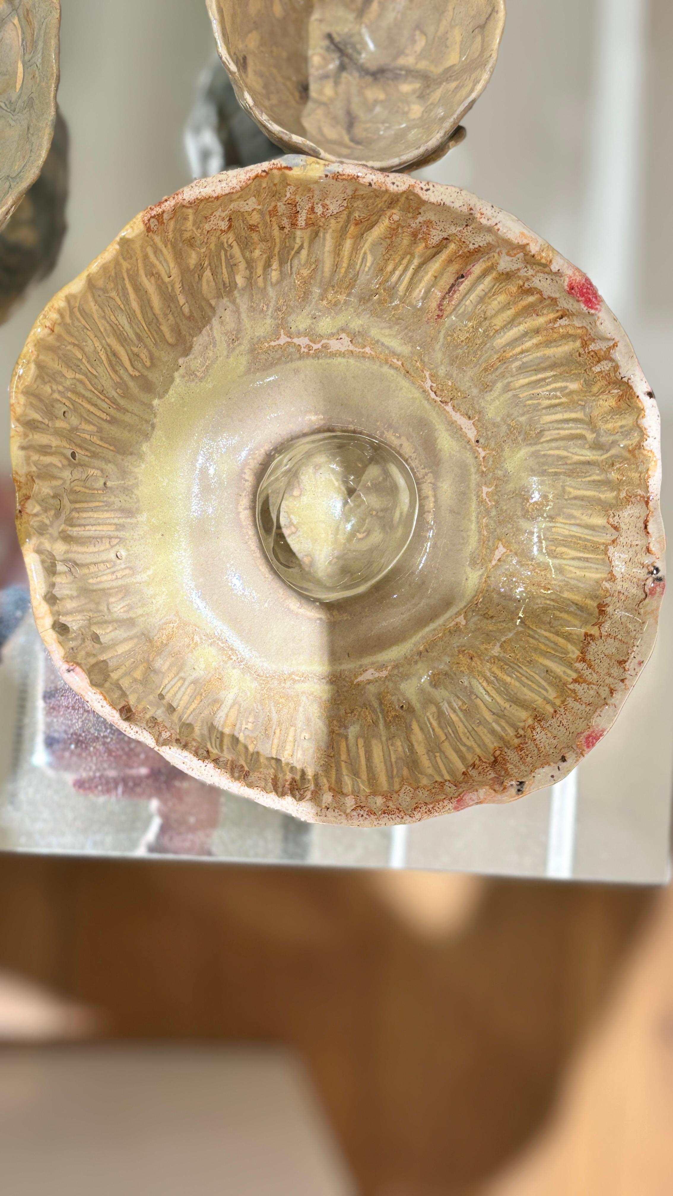 Vaso in gres color terra in stile naif dell'artista e designer Hania Jneid in vendita 7