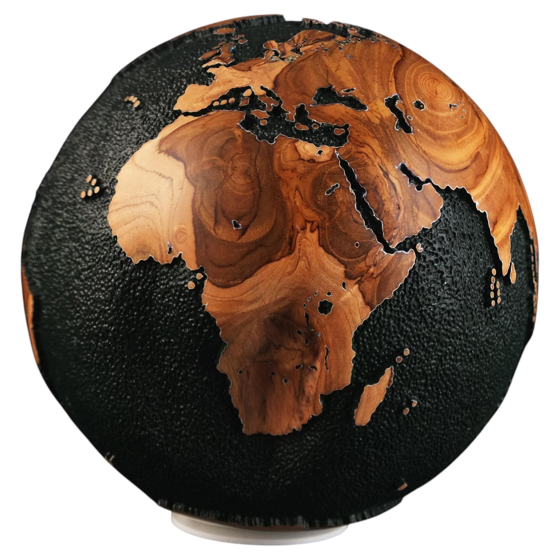 Sculpture représentant un globe terrestre en teck noir foncé en vente