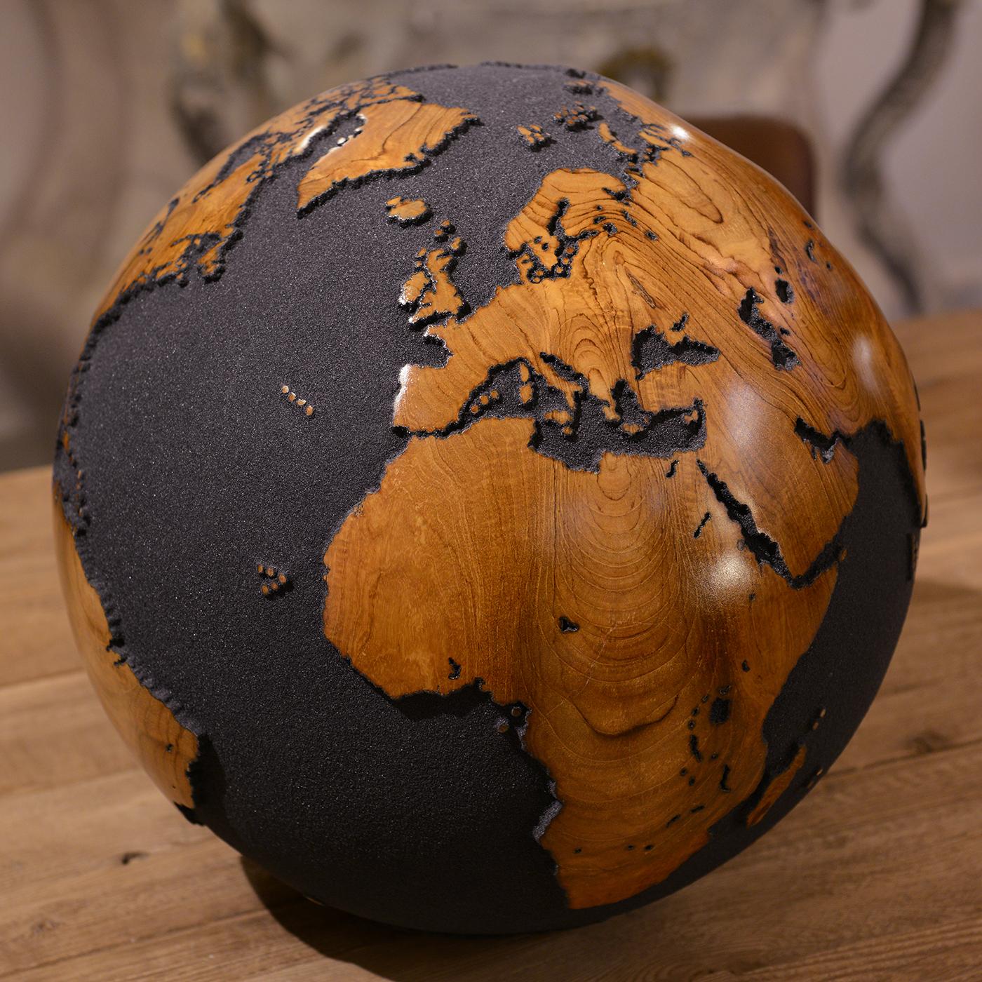 Skulptur Erde Globus Schwarz und Teak n°1 alle
aus handgeschnitztem, natürlichem Teakholz und mit schwarzem 
vulkanischer Sand. Auf drehbarem Fuß mit einfacher 
rotierendes System. Außergewöhnliches und einzigartiges Stück