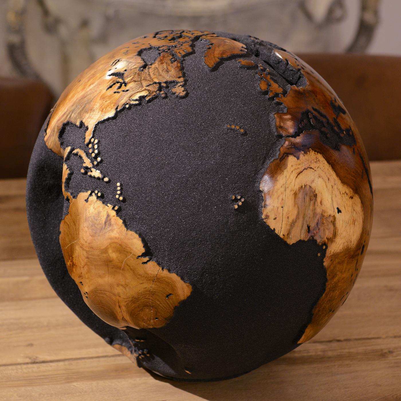 Skulptur Erde Globus Schwarz und Teak n°2 alle
aus handgeschnitztem, natürlichem Teakholz und mit schwarzem 
vulkanischer Sand. Auf drehbarem Fuß mit einfacher 
rotierendes System. Außergewöhnliches und einzigartiges Stück