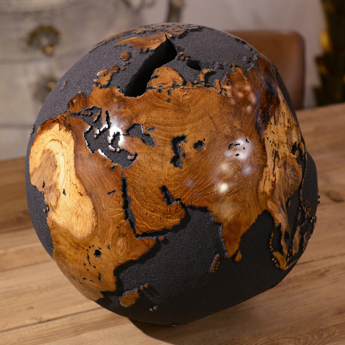 Sculpté à la main Globe terrestre noir et teck n°2 Sculpture en vente