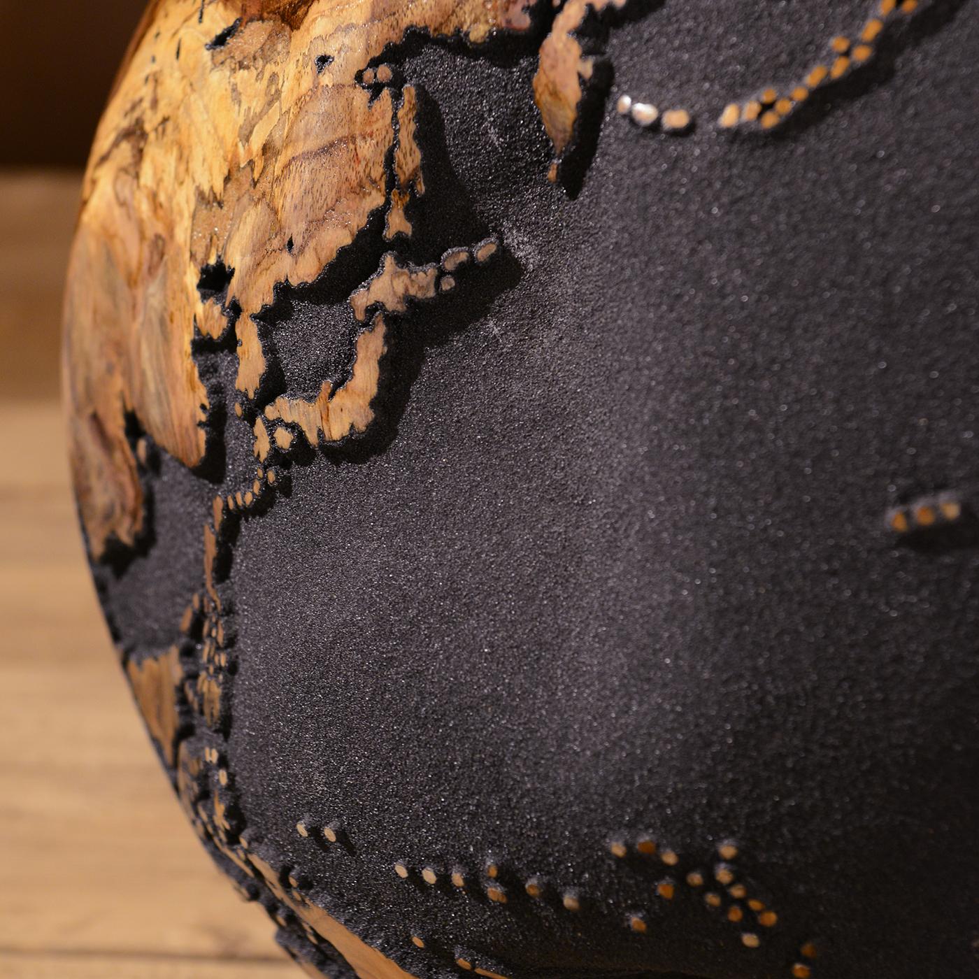 Grès Globe terrestre noir et teck n°2 Sculpture en vente