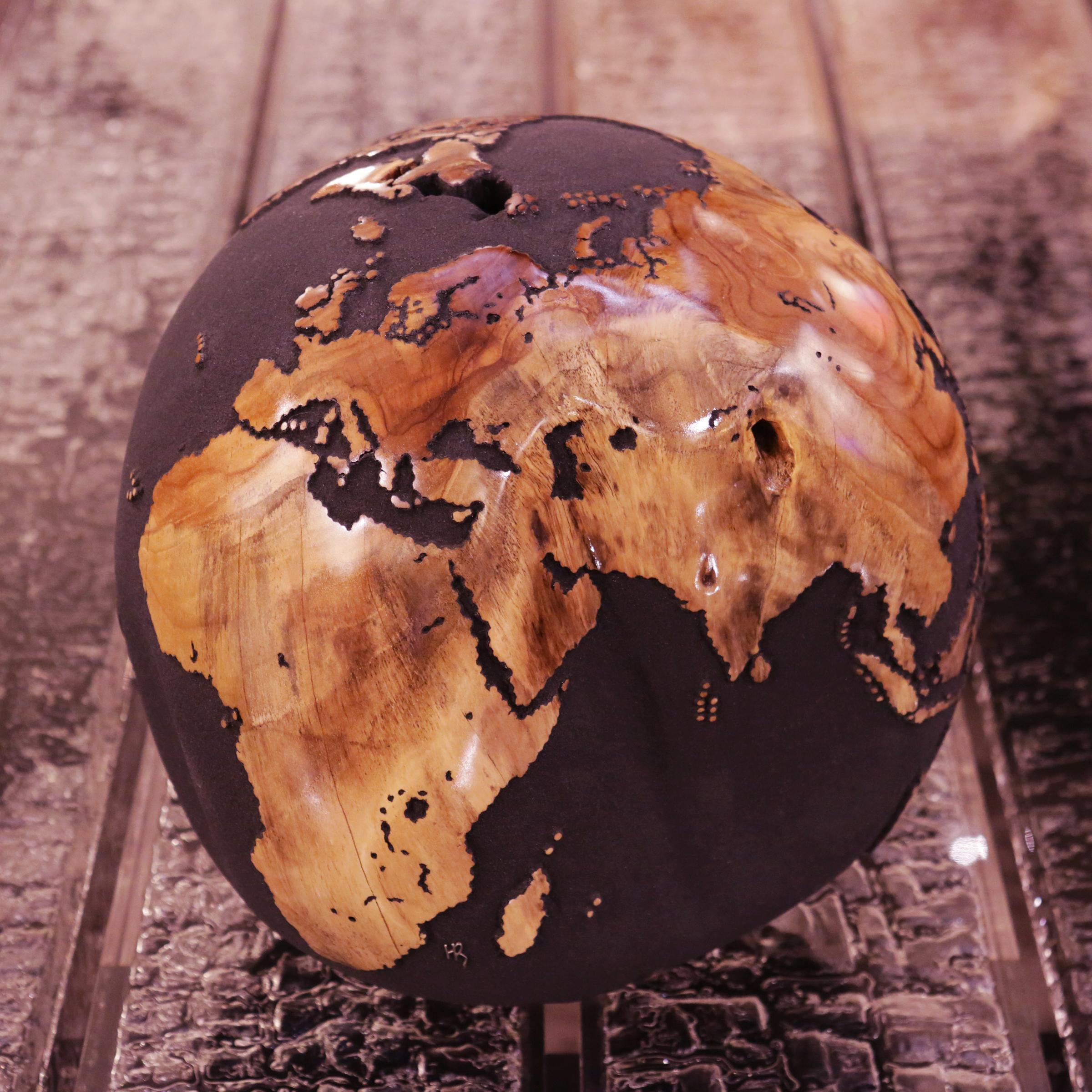 Sculpture globe earth volcanic powder and teak n°B
made of carved and varnished teak root and composed
of black sand of volcanic rock, on swivel base.