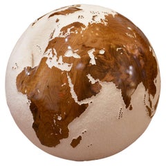 Escultura Globo Terráqueo Blanco y Teca