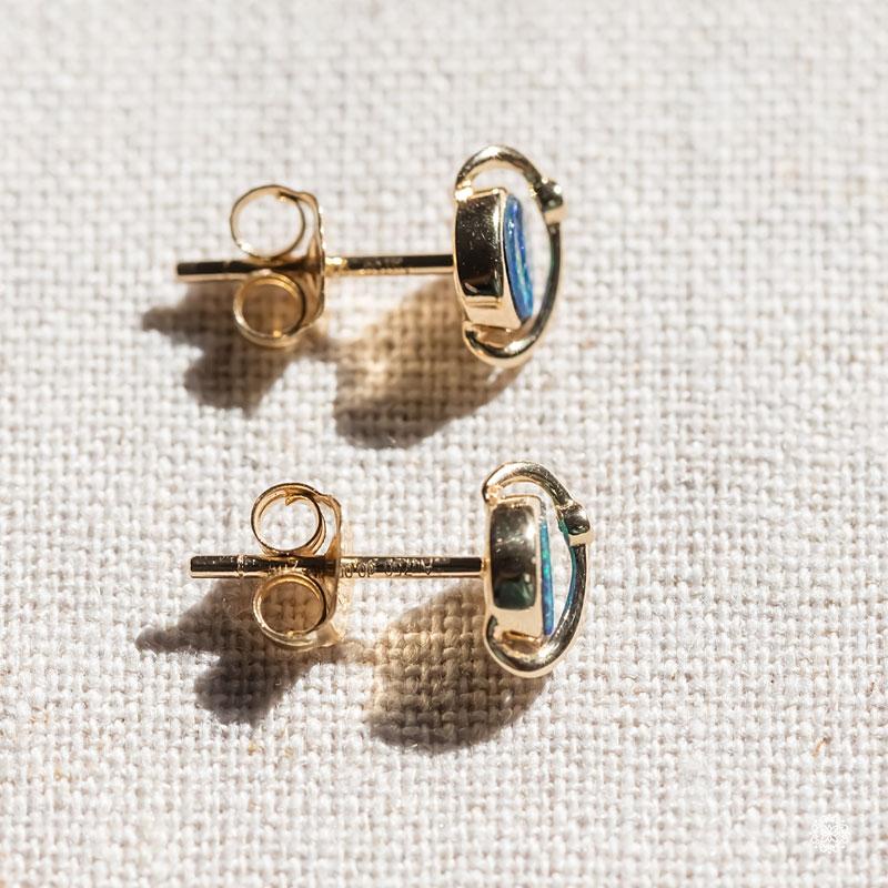 Taglio brillante Earth Moon Design Orecchini a perno con opale australiano e diamanti in oro 18 carati in vendita