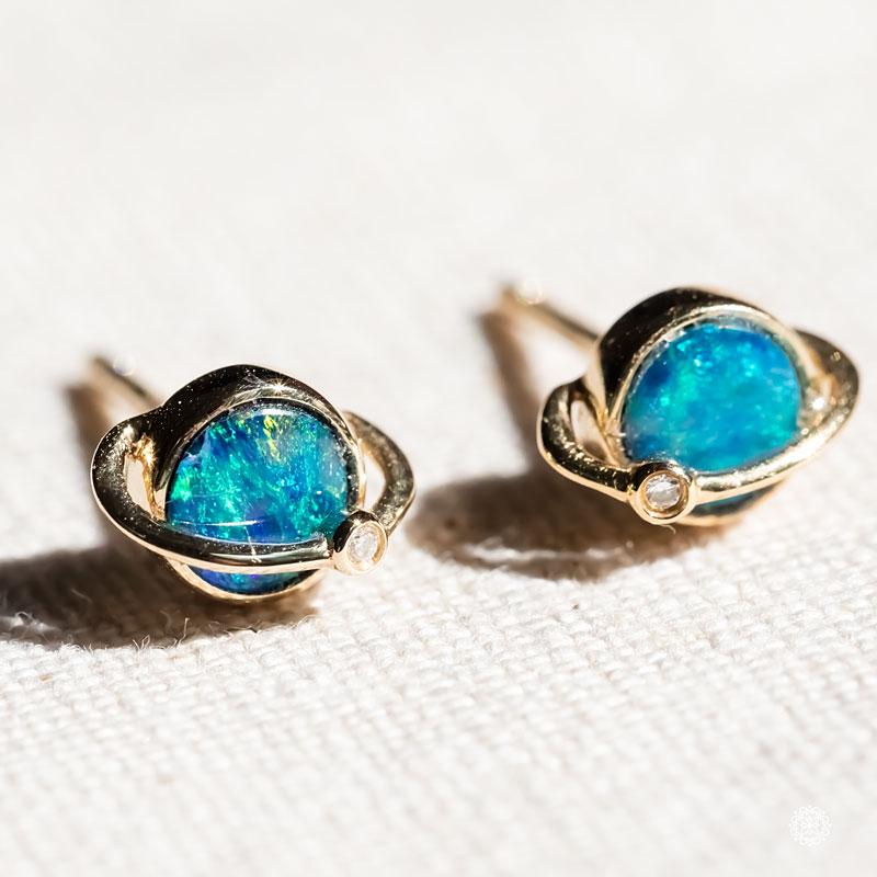 Earth Moon Design Orecchini a perno con opale australiano e diamanti in oro 18 carati In condizioni Nuovo in vendita a Suwanee, GA