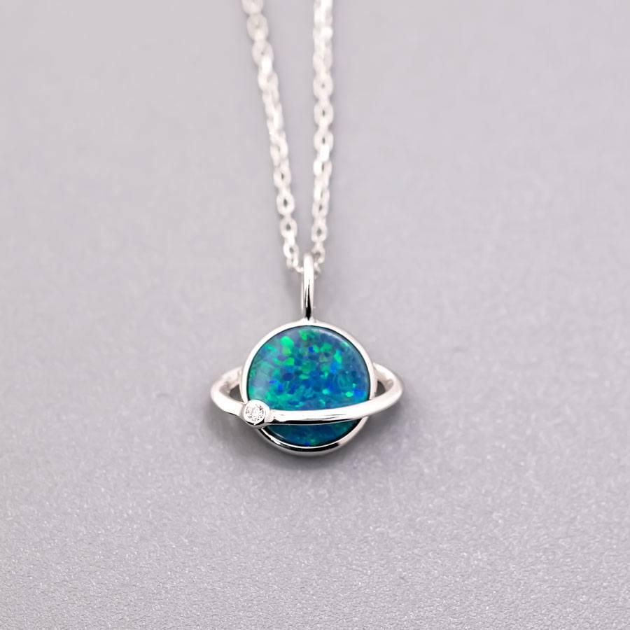 Taglio brillante Collana con ciondolo in opale e diamanti Earth Moon Design Doubleblet in oro bianco 18 carati in vendita