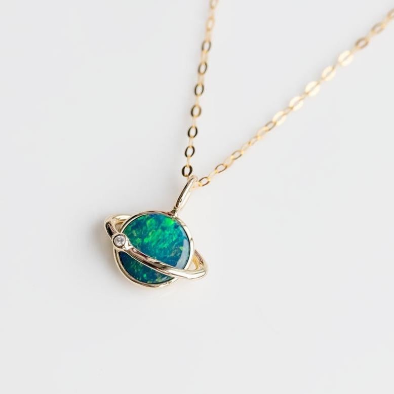 Collier pendentif en or jaune 18 carats avec doublet d'opales et de diamants d'Australie Design/One. 

Également disponible en or rose.


Expédition nationale gratuite par USPS First Class !  Garantie limitée d'un an gratuite !  Sac ou boîte cadeau