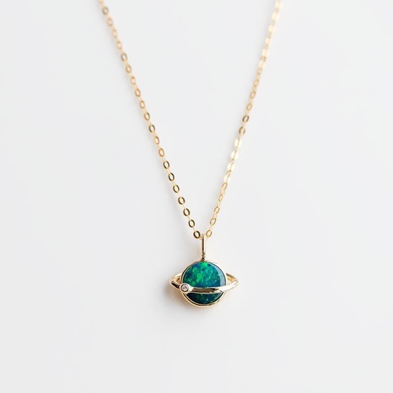 Arts and Crafts Collier pendentif en or jaune 18 carats, opale doublet et diamants en vente