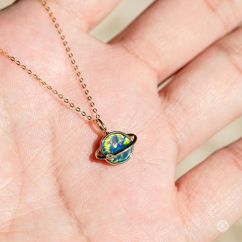 Collier pendentif en or jaune 18 carats, opale doublet et diamants Neuf - En vente à Suwanee, GA