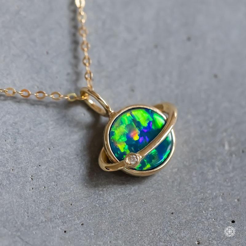 Collier pendentif en or jaune 18 carats, opale doublet et diamants Unisexe en vente