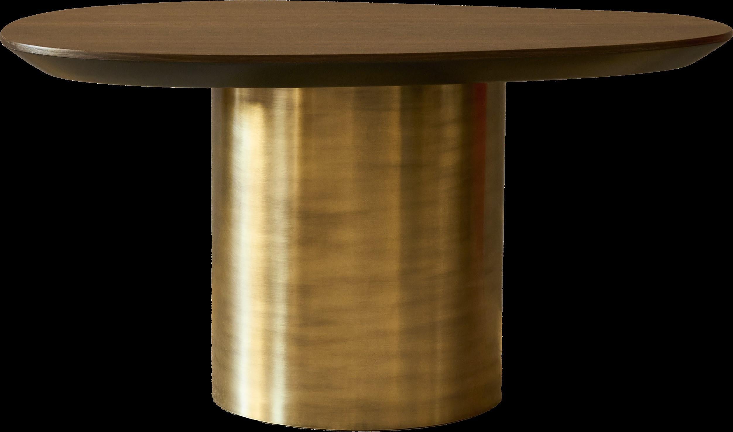 La table d'appoint Earth Prints 2 présente un plateau en placage de chêne foncé aux contours libres, reposant sur une base cylindrique en laiton patiné or vieilli. Le contraste entre le bois et le métal met en valeur un design équilibré et