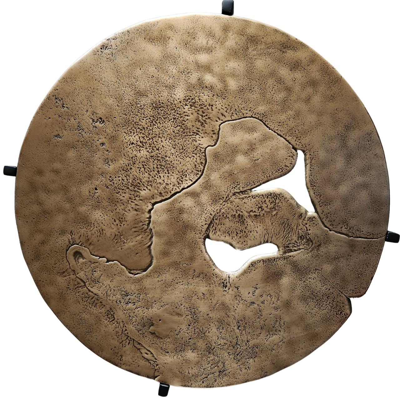 Organique Table d'appoint Earth Prints 11 - Laiton et Steele - Ø 45 cm x H 45 cm en vente