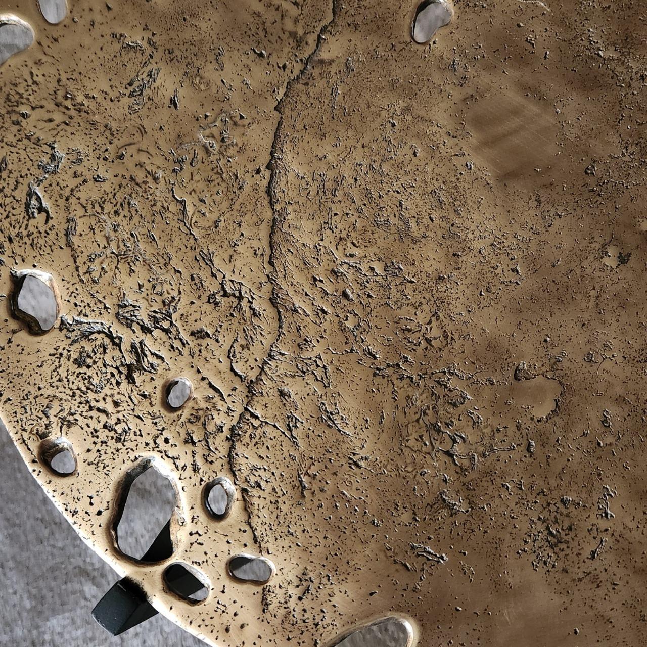 Marocain Impressions de la Terre 12  Table d'appoint - Laiton moulé et acier noir - Ø 45 cm x H 50 cm en vente