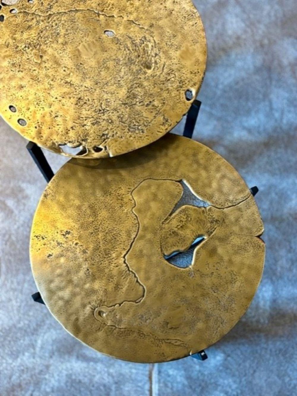 Moulage Impressions de la Terre 12  Table d'appoint - Laiton moulé et acier noir - Ø 45 cm x H 50 cm en vente