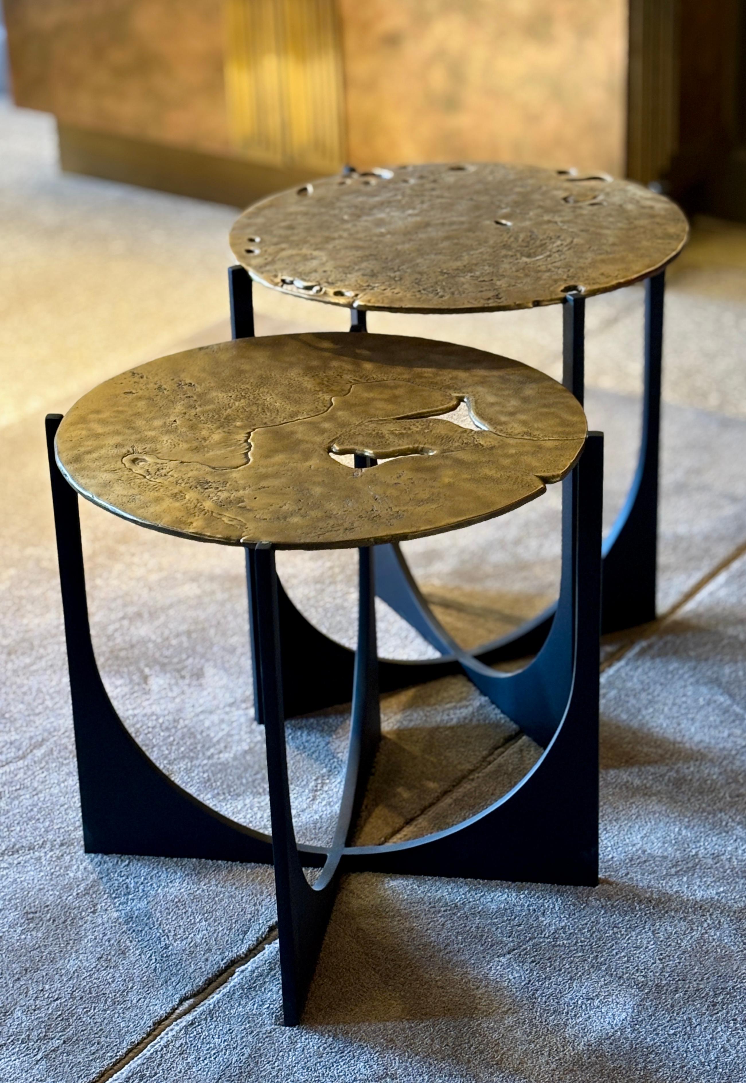 Impressions de la Terre 12  Table d'appoint - Laiton moulé et acier noir - Ø 45 cm x H 50 cm Neuf - En vente à Marrakech, MA