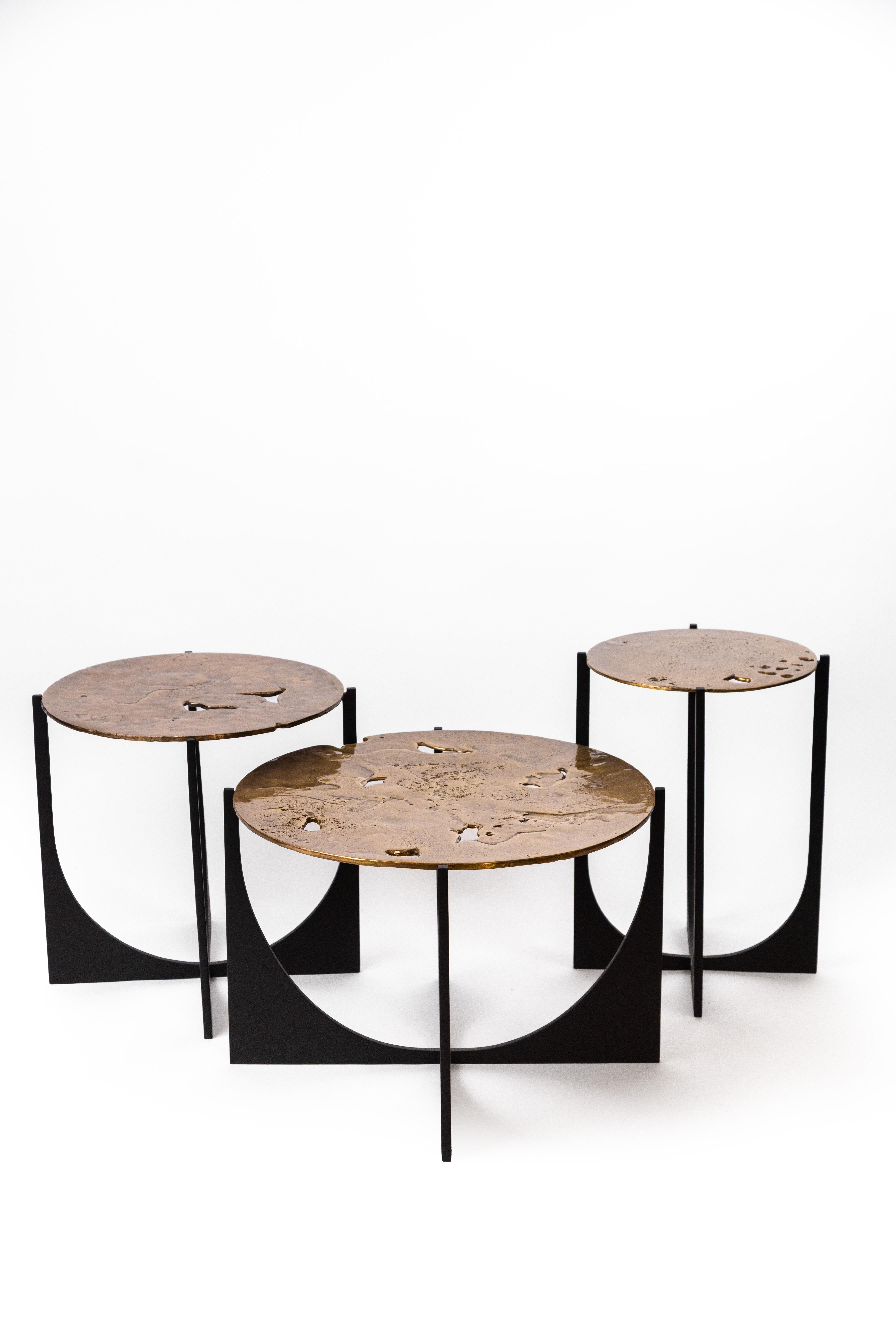Impressions de la Terre 12  Table d'appoint - Laiton moulé et acier noir - Ø 45 cm x H 50 cm en vente 1
