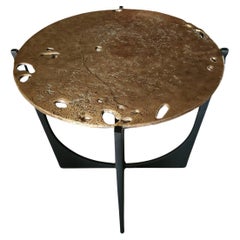 Impressions de la Terre 12  Table d'appoint - Laiton moulé et acier noir - Ø 45 cm x H 50 cm