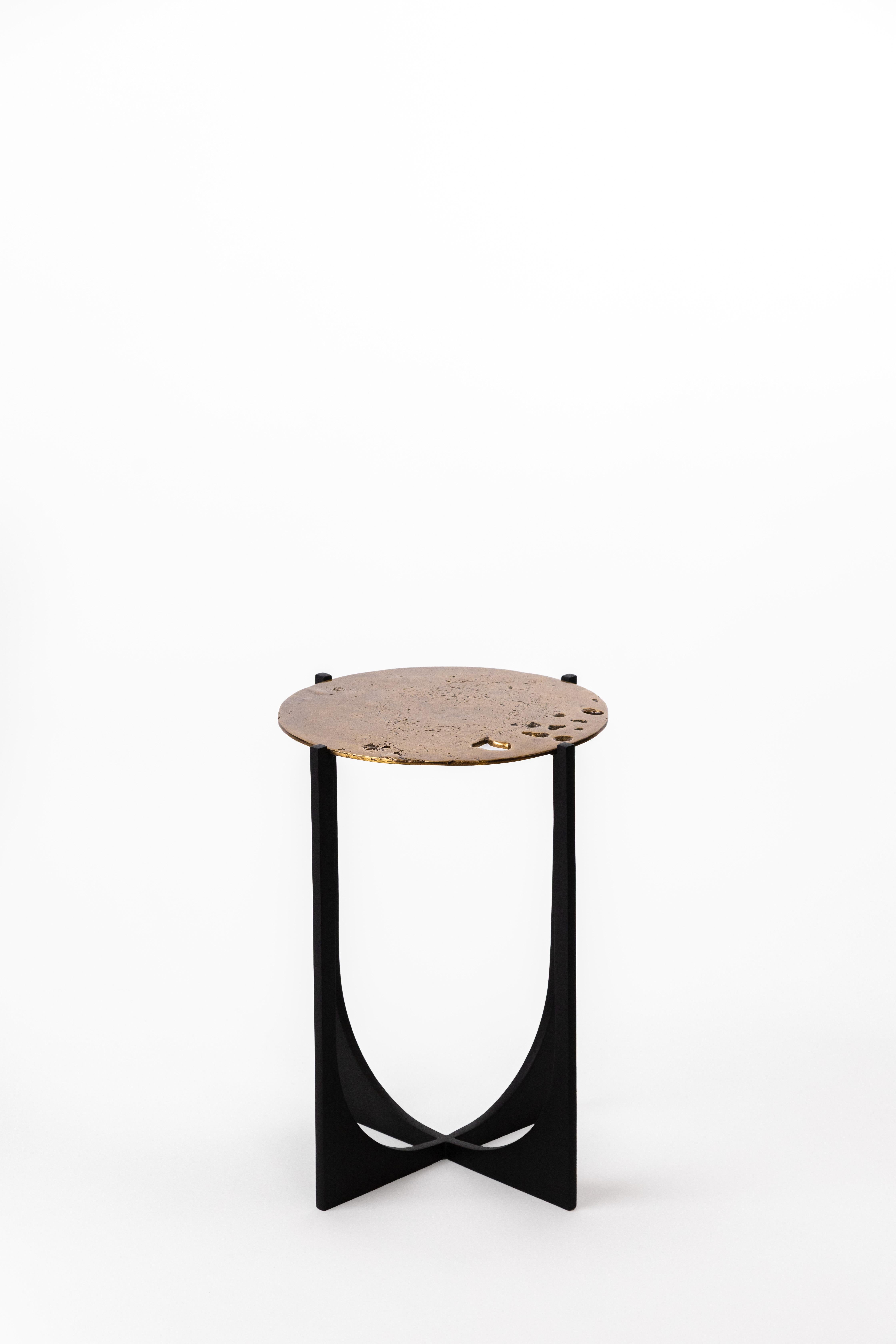 Table d'appoint Earth Prints 13 - Laiton moulé et acier noir - Ø 35 cm x H 50 cm en vente 4