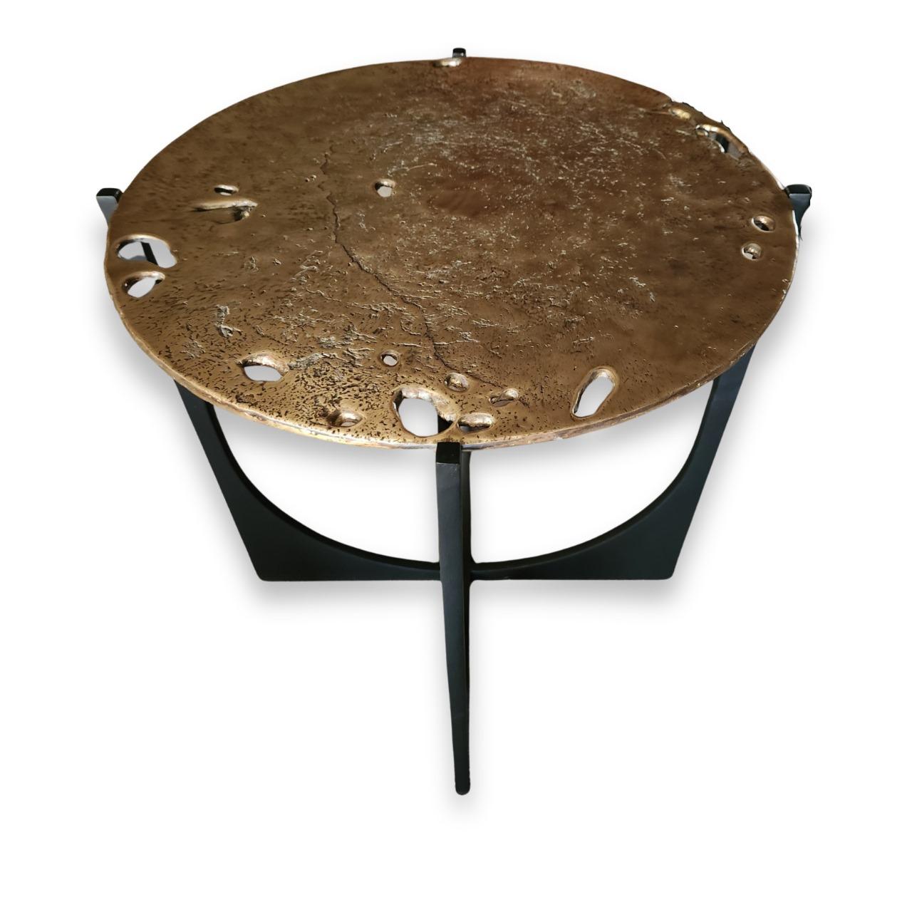 Table d'appoint Earth Prints 13 - Laiton moulé et acier noir - Ø 35 cm x H 50 cm Neuf - En vente à Marrakech, MA