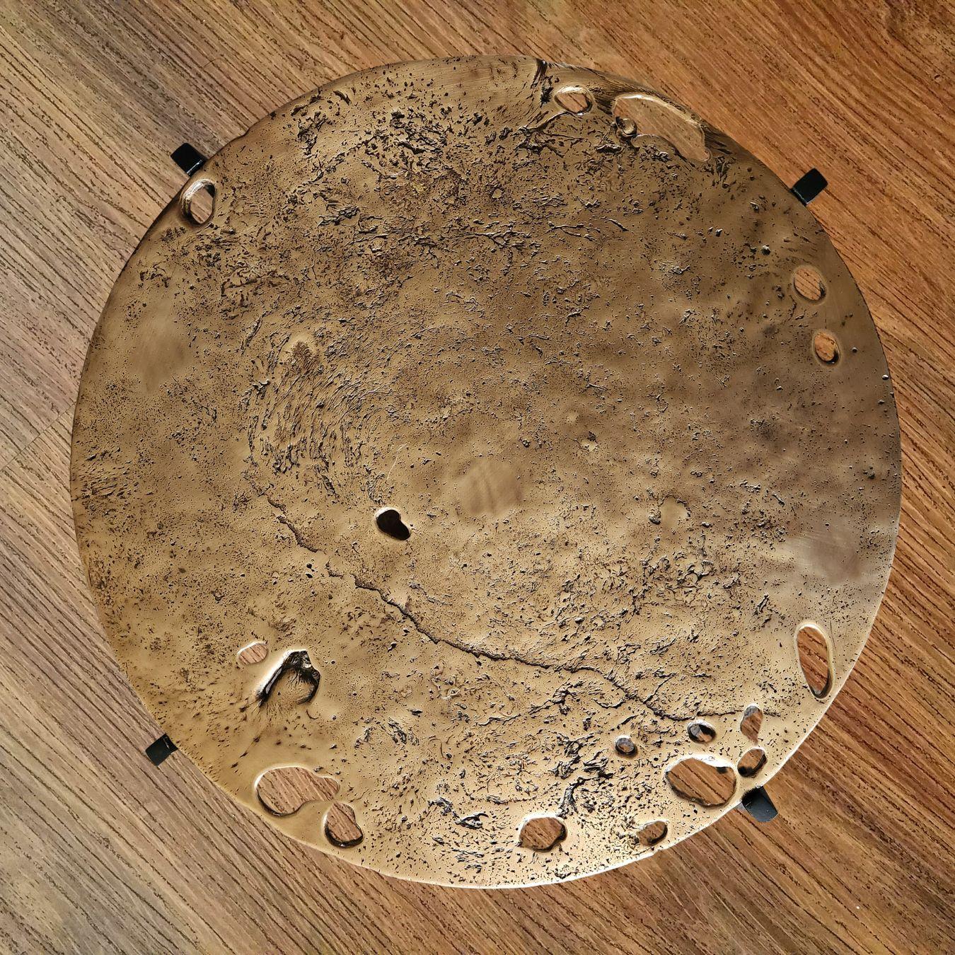 Table d'appoint Earth Prints 13 - Laiton moulé et acier noir - Ø 35 cm x H 50 cm en vente 2