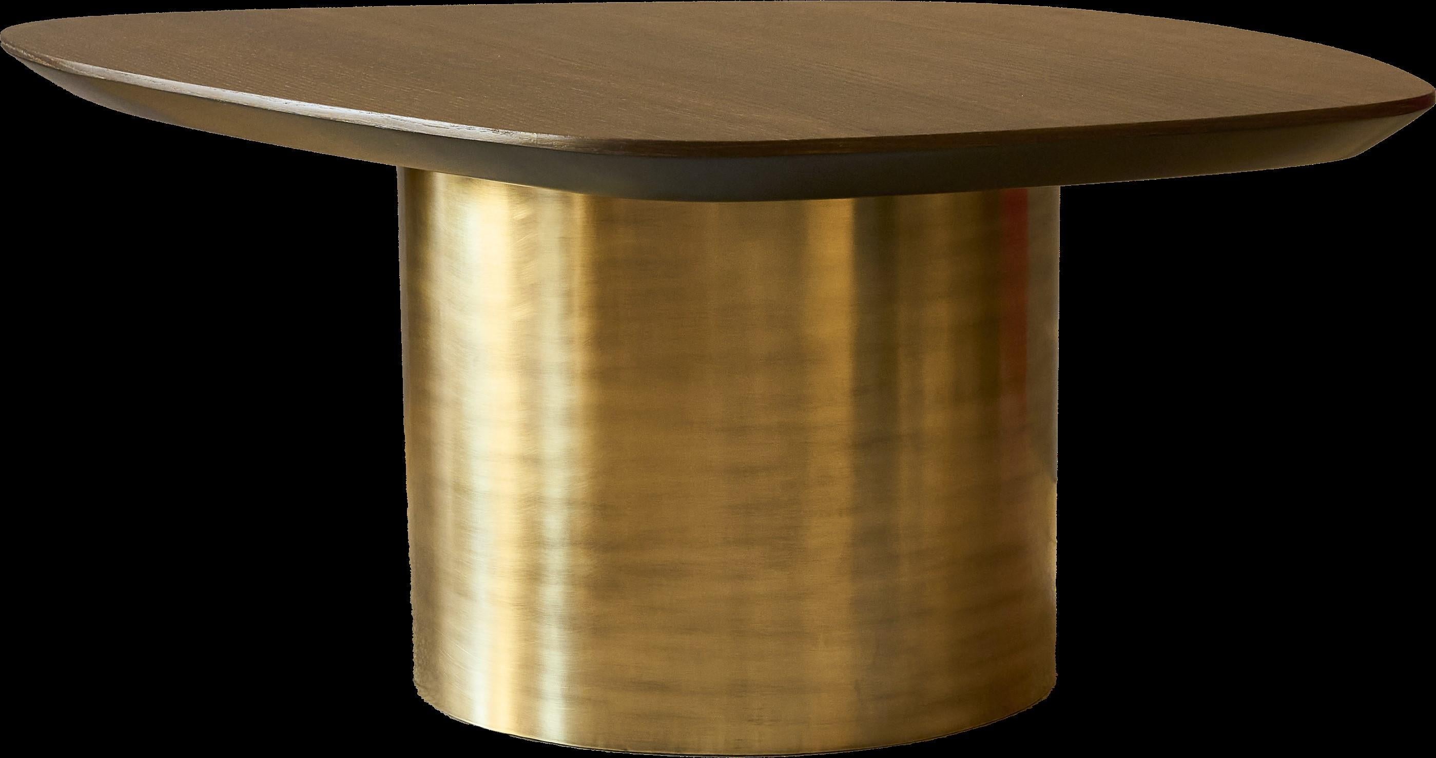 La table d'appoint Earth Prints 2 présente un plateau en placage de chêne foncé aux contours libres, reposant sur une base cylindrique en laiton patiné or vieilli. Le contraste entre le bois et le métal met en valeur un design équilibré et