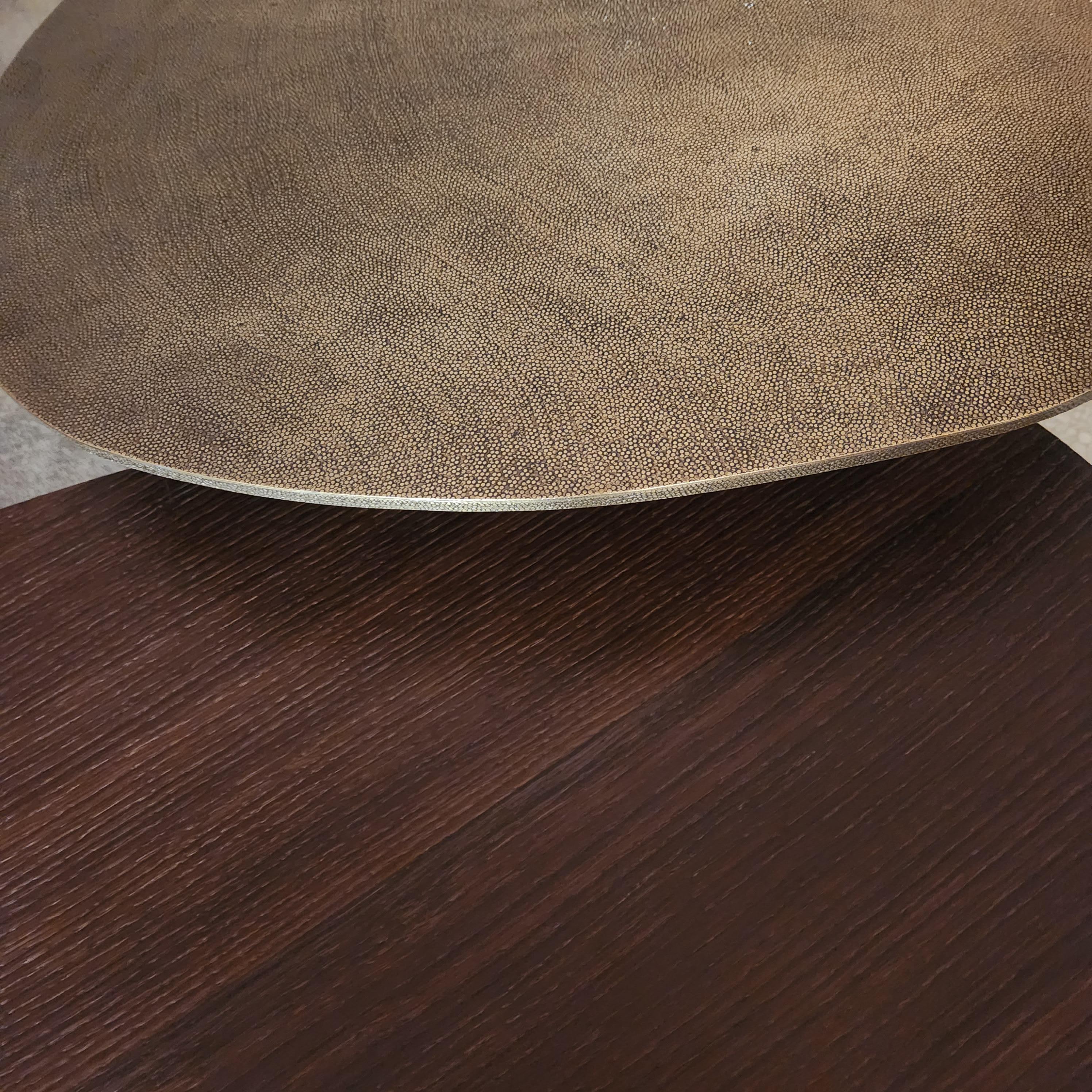 Art Déco Tavolino Earth Prints 3 - Ottone martellato e impiallacciatura di Oak  Ø 50 cm x H. 53 cm in vendita