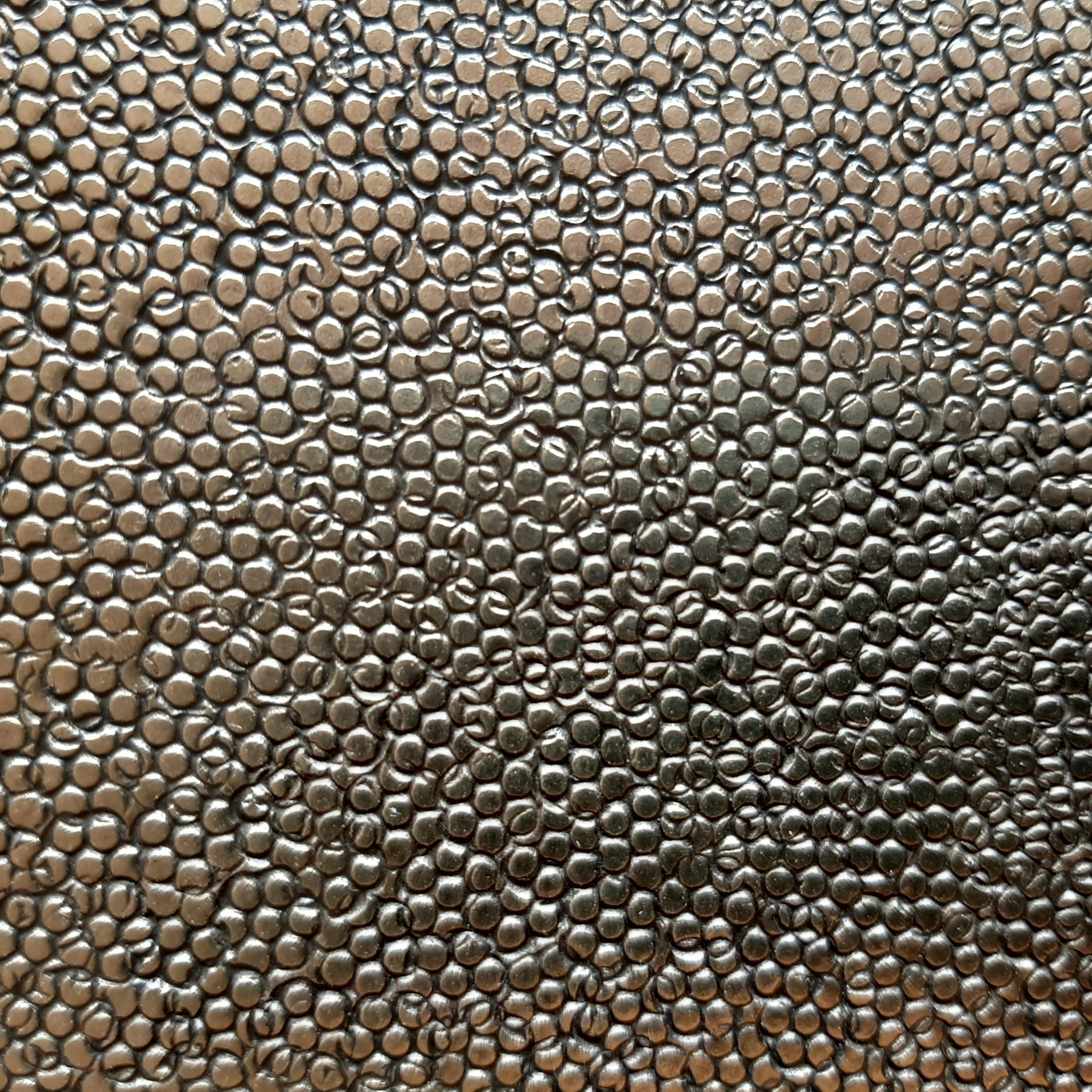 Marocchino Tavolino Earth Prints 3 - Ottone martellato e impiallacciatura di Oak  Ø 50 cm x H. 53 cm in vendita