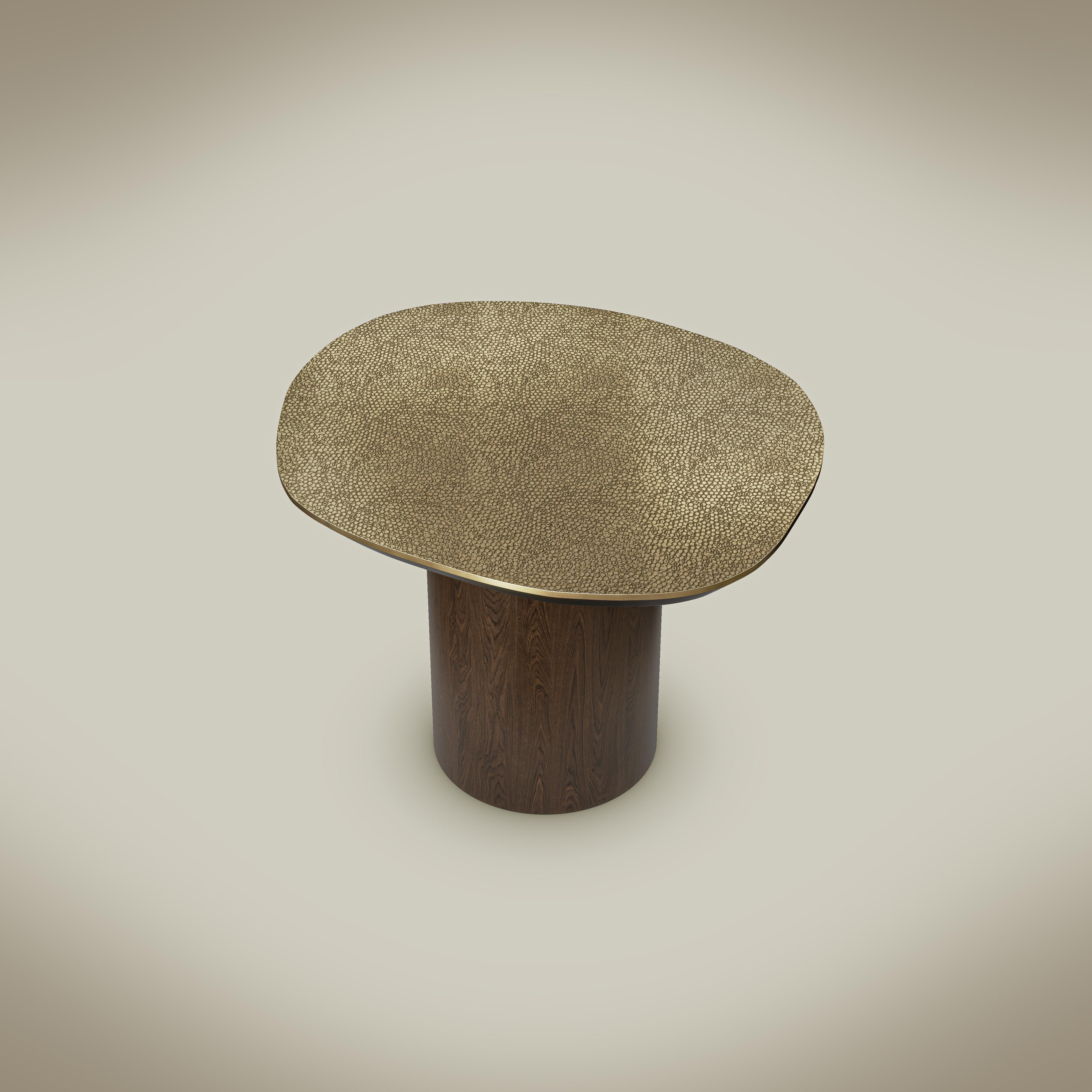 XXI secolo e contemporaneo Tavolino Earth Prints 3 - Ottone martellato e impiallacciatura di Oak  Ø 50 cm x H. 53 cm in vendita