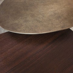 Mesa auxiliar Earth Prints 4: Tapa de latón martillado y base de chapa de roble L60x L50 cm