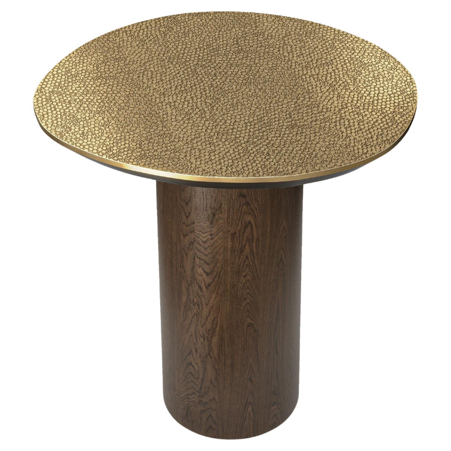 Tavolino Earth Prints 4 - Piano in ottone martellato a mano e base impiallacciata in Oak Ø 60 cm