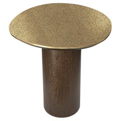 Mesa auxiliar Earth Prints 4 - Tapa de latón martillado a mano y base de chapa de roble Ø 60 cm