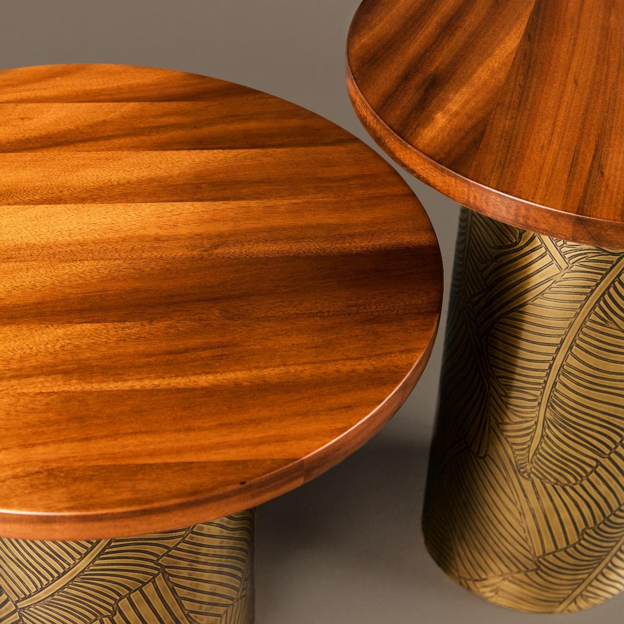 Marocain Earth Prints 6B Table d'appoint en Dibétou Wood et laiton gravé  Ø 50 cm x H 41 cm en vente