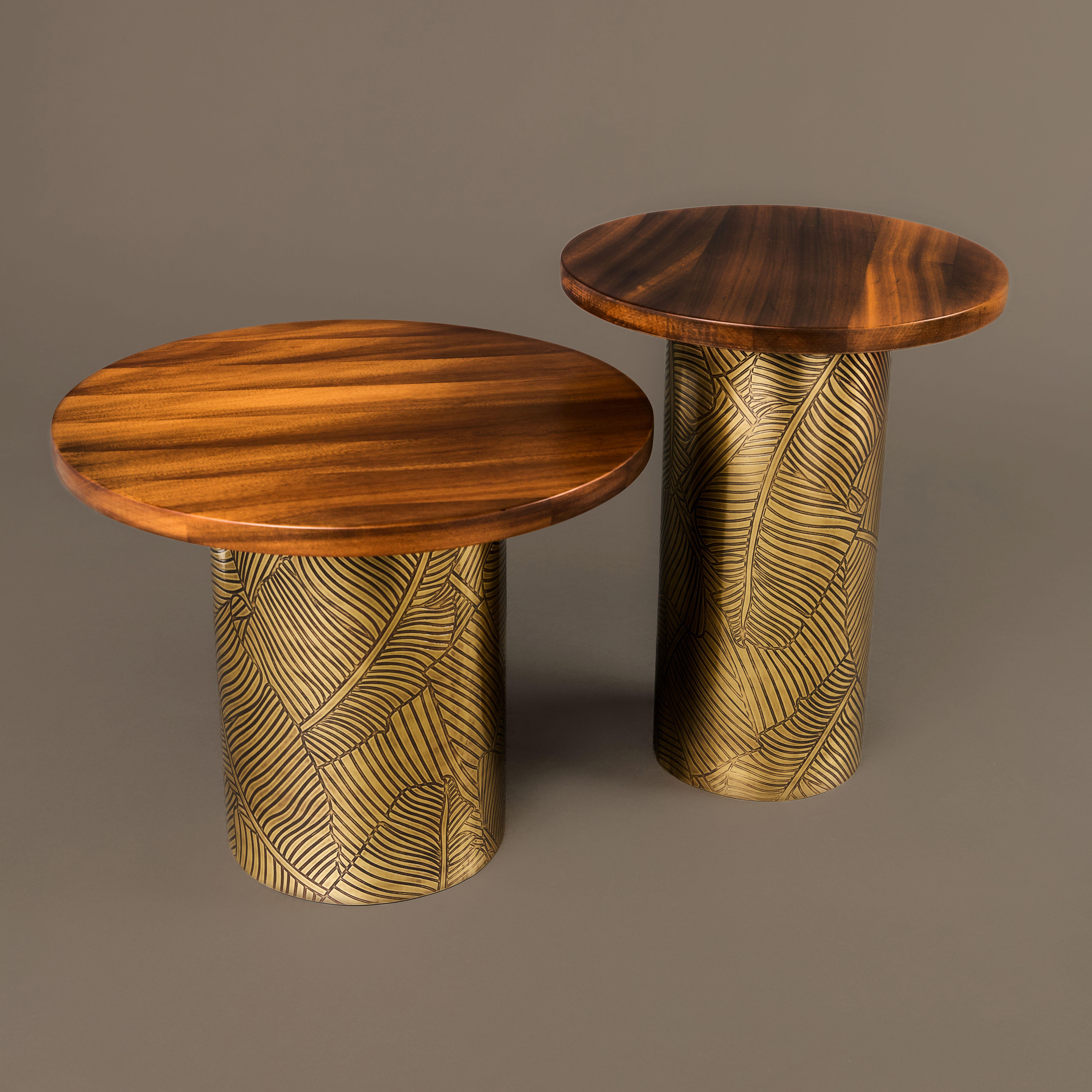 Earth Prints 6B Table d'appoint en Dibétou Wood et laiton gravé  Ø 50 cm x H 41 cm Neuf - En vente à Marrakech, MA