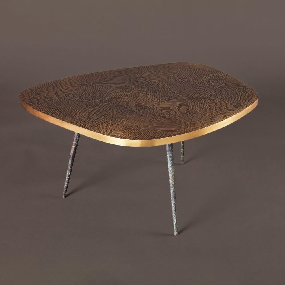 La table d'appoint Earth Prints 9 est dotée d'un plateau généreux en laiton massif de forme irrégulière et libre. Gravée à la main dans notre atelier, la surface révèle un motif d'inspiration botanique composé de lignes fluides et organiques qui