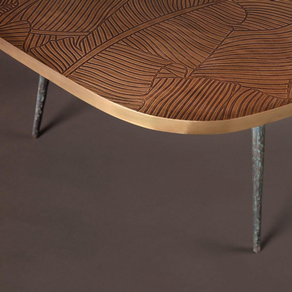 Marocain Table d'appoint Earth Prints 9 : laiton gravé et moulé  L 90 x L 65 x H 45 cm en vente