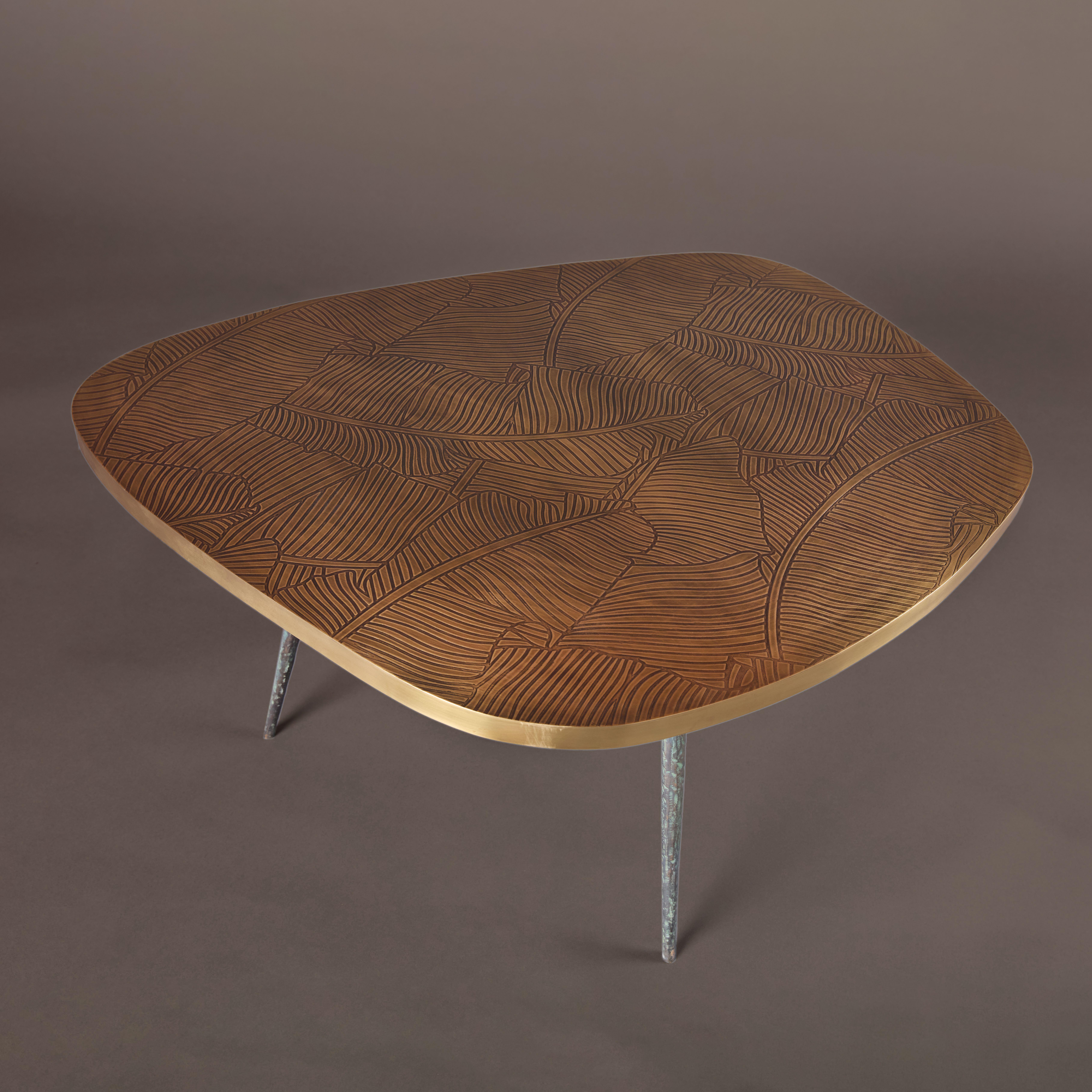 Laiton Table d'appoint Earth Prints 9 : laiton gravé et moulé  L 90 x L 65 x H 45 cm en vente