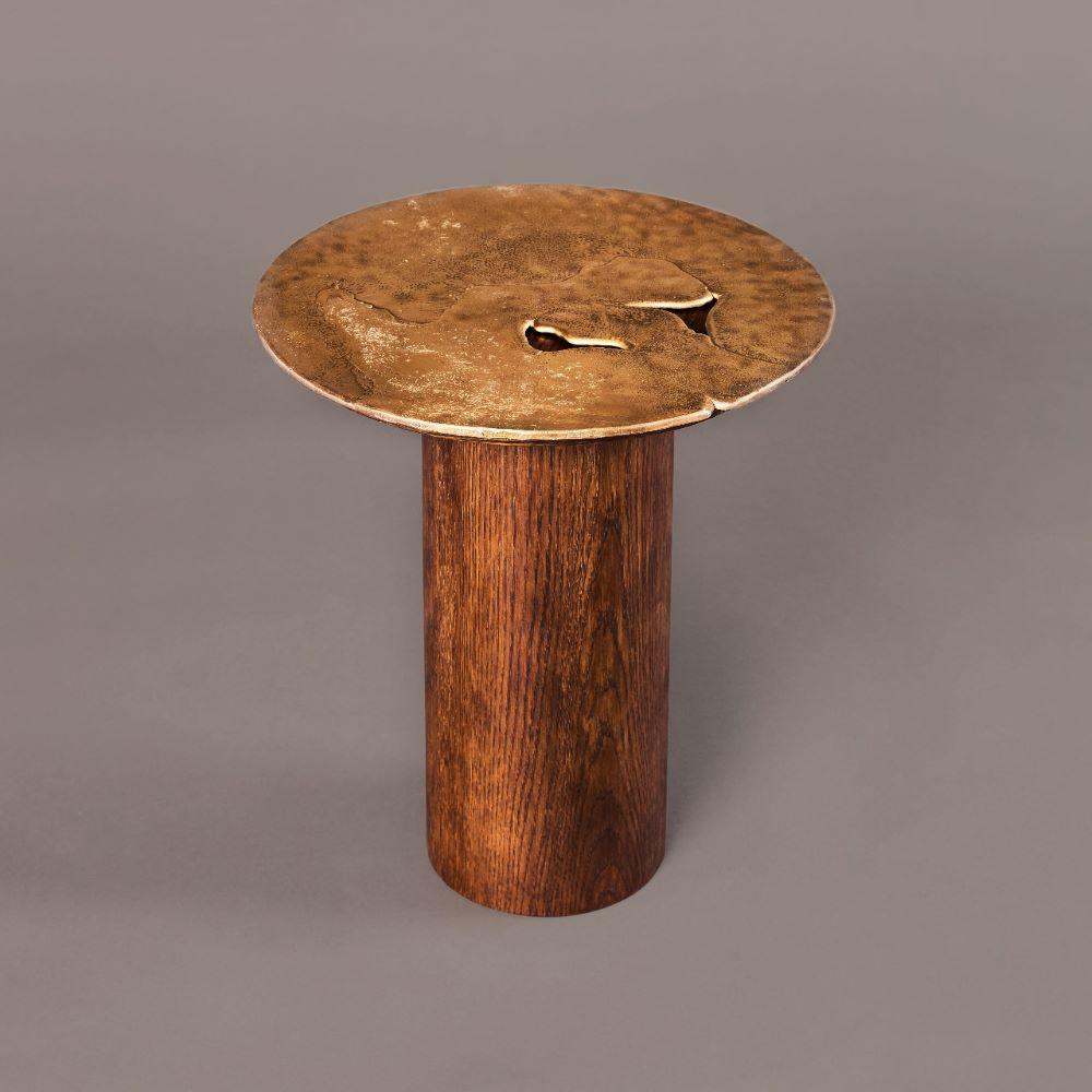Forgé Table d'appoint Earth Prints 10 : Laiton moulé et bois Ø 45 cm x H 51 cm en vente
