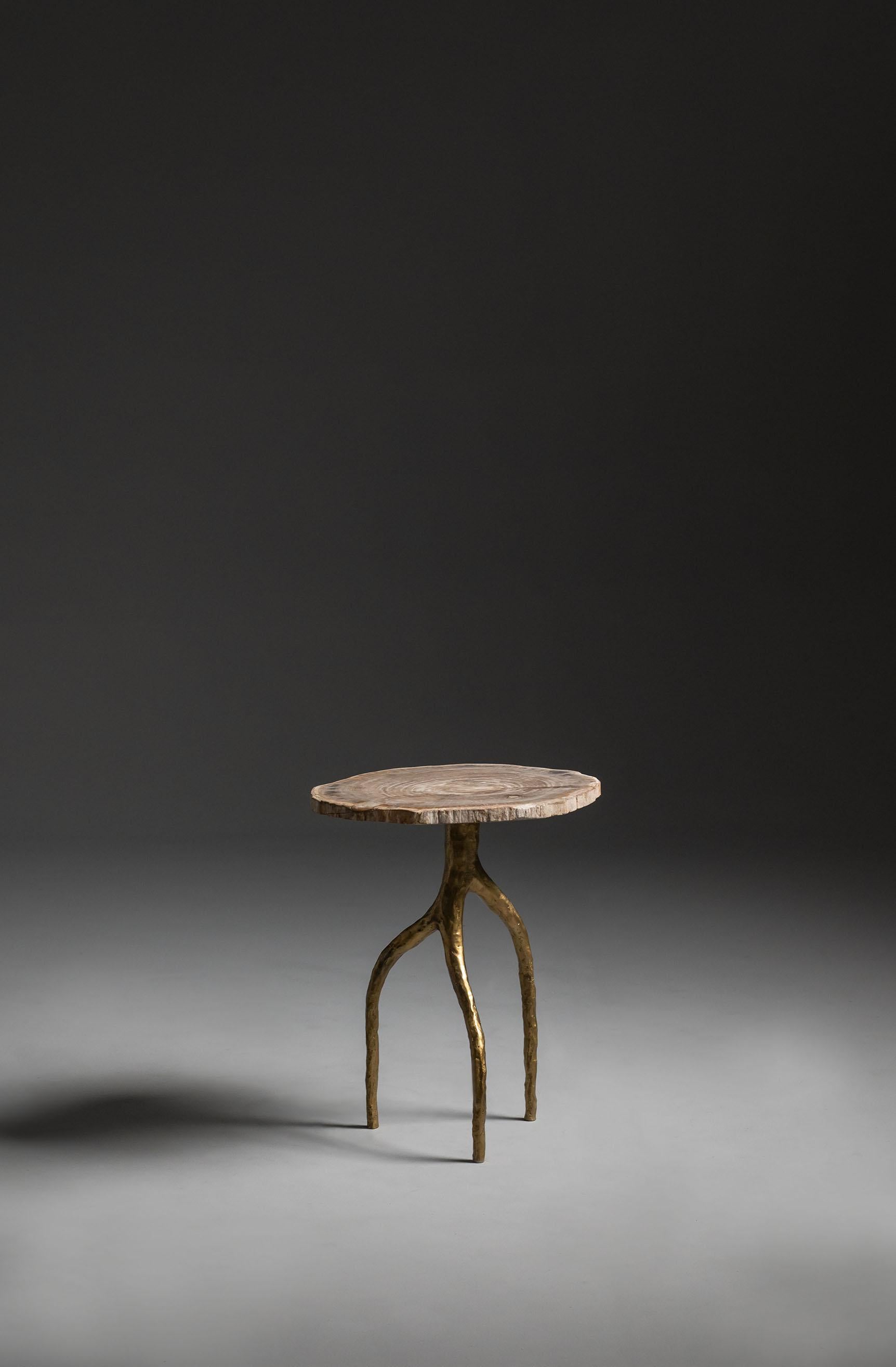 Européen Table d'appoint Earth (dessus en bois pétrifié / base en bronze) par Elan Atelier (EN STOCK) en vente