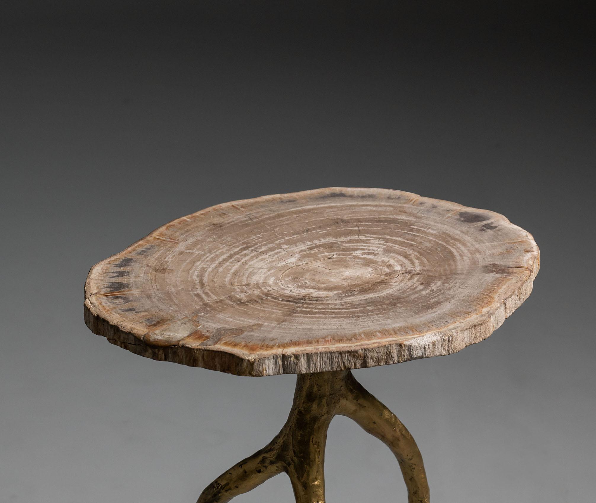 Table d'appoint Earth (dessus en bois pétrifié / base en bronze) par Elan Atelier (EN STOCK) Neuf - En vente à New York, NY