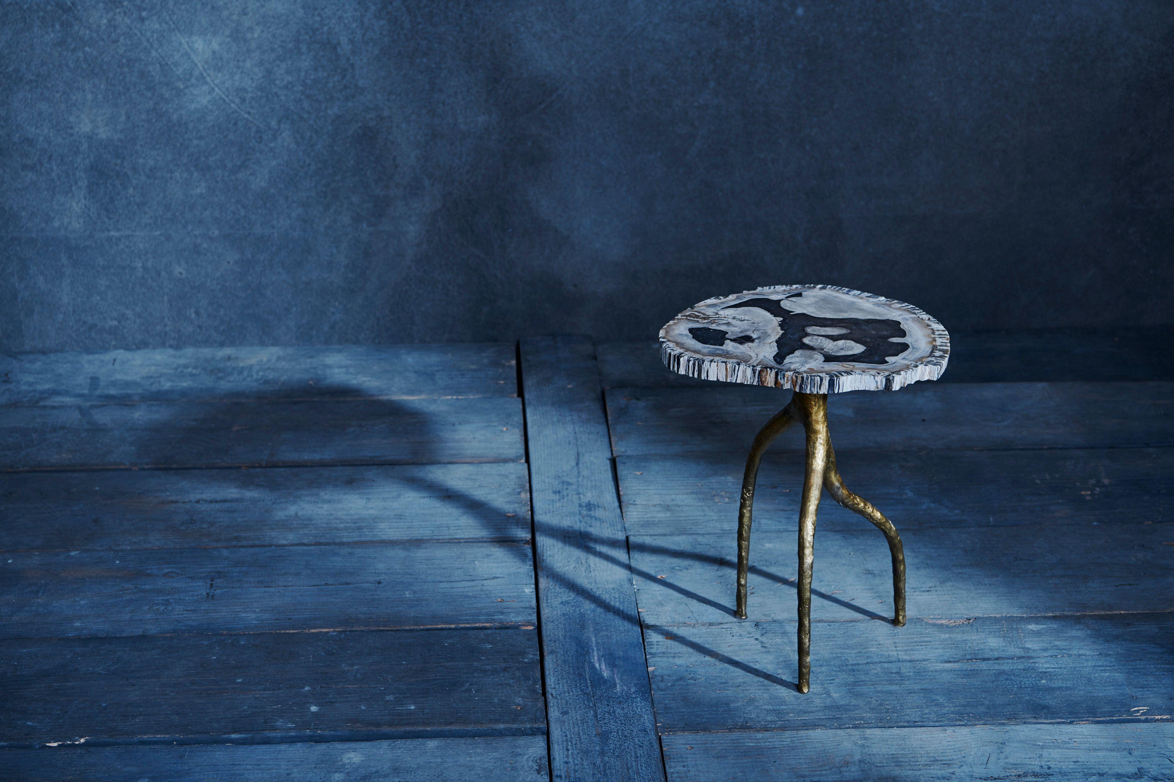 Table d'appoint Earth (dessus en bois pétrifié / base en bronze) par Elan Atelier (EN STOCK) en vente 1